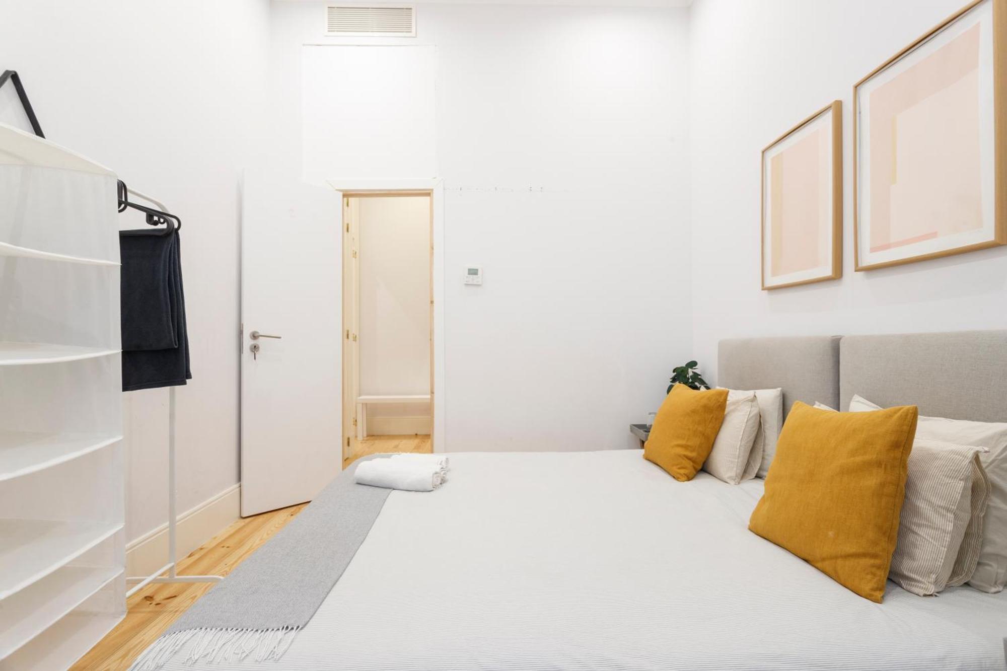 Guest house Bedrooms In Shared In Modern In Downtown